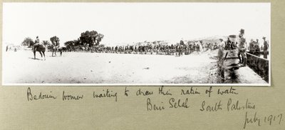 Beduinenfrauen warten darauf, ihre Wasserration zu erhalten, Beni Saleh, Juli 1917 von Capt. Arthur Rhodes